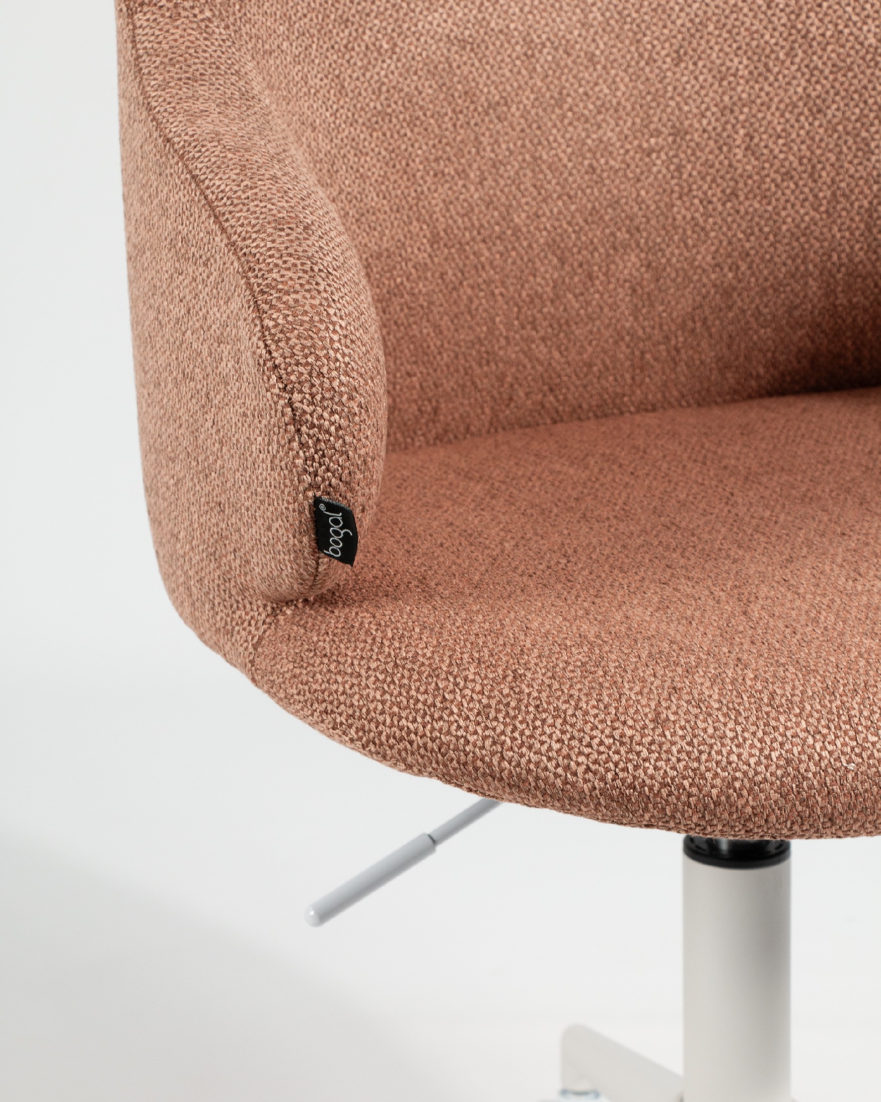 Silla Zurich con tapizado salmón y patas metálicas blancas