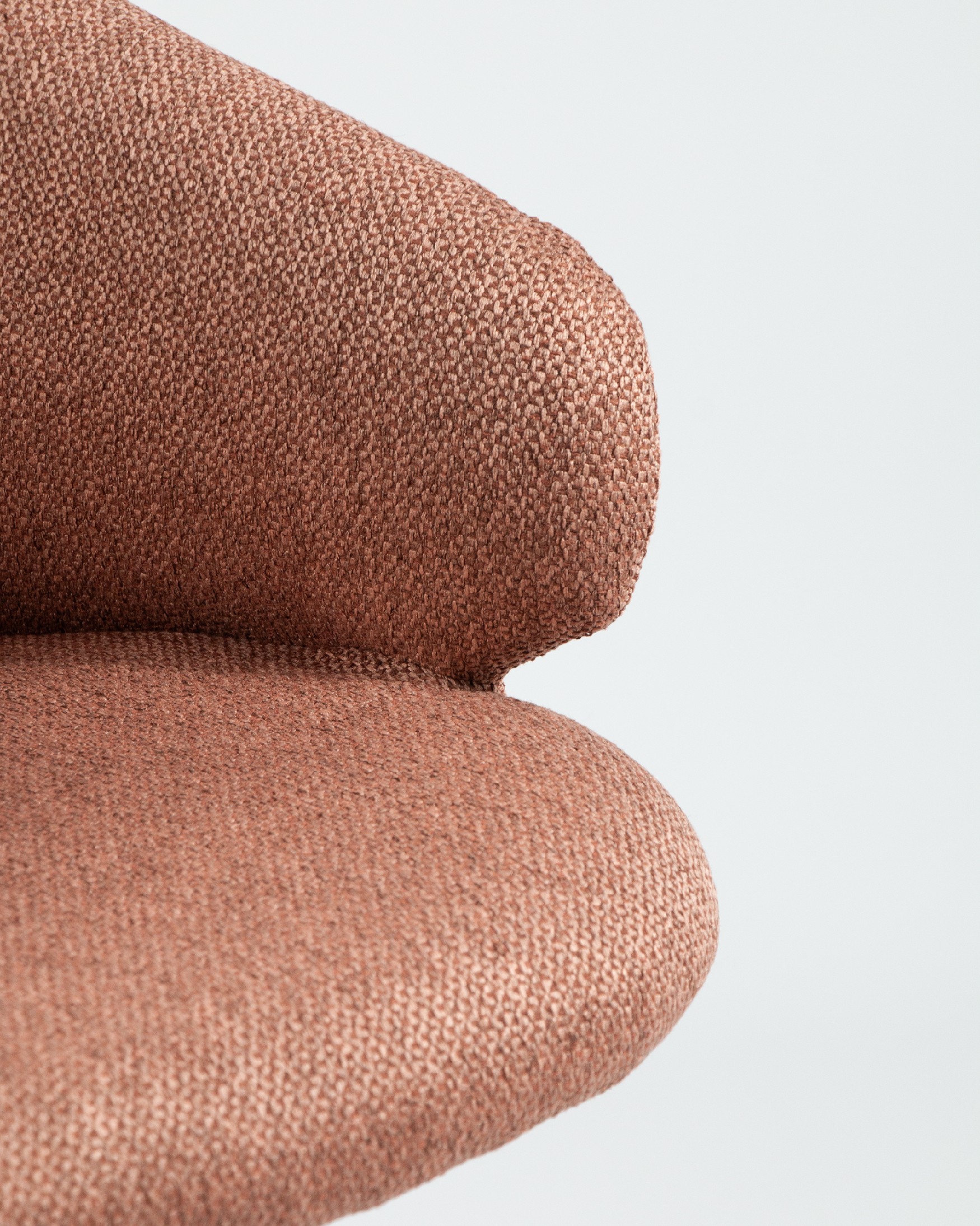 Silla Zurich con tapizado salmón y patas metálicas blancas