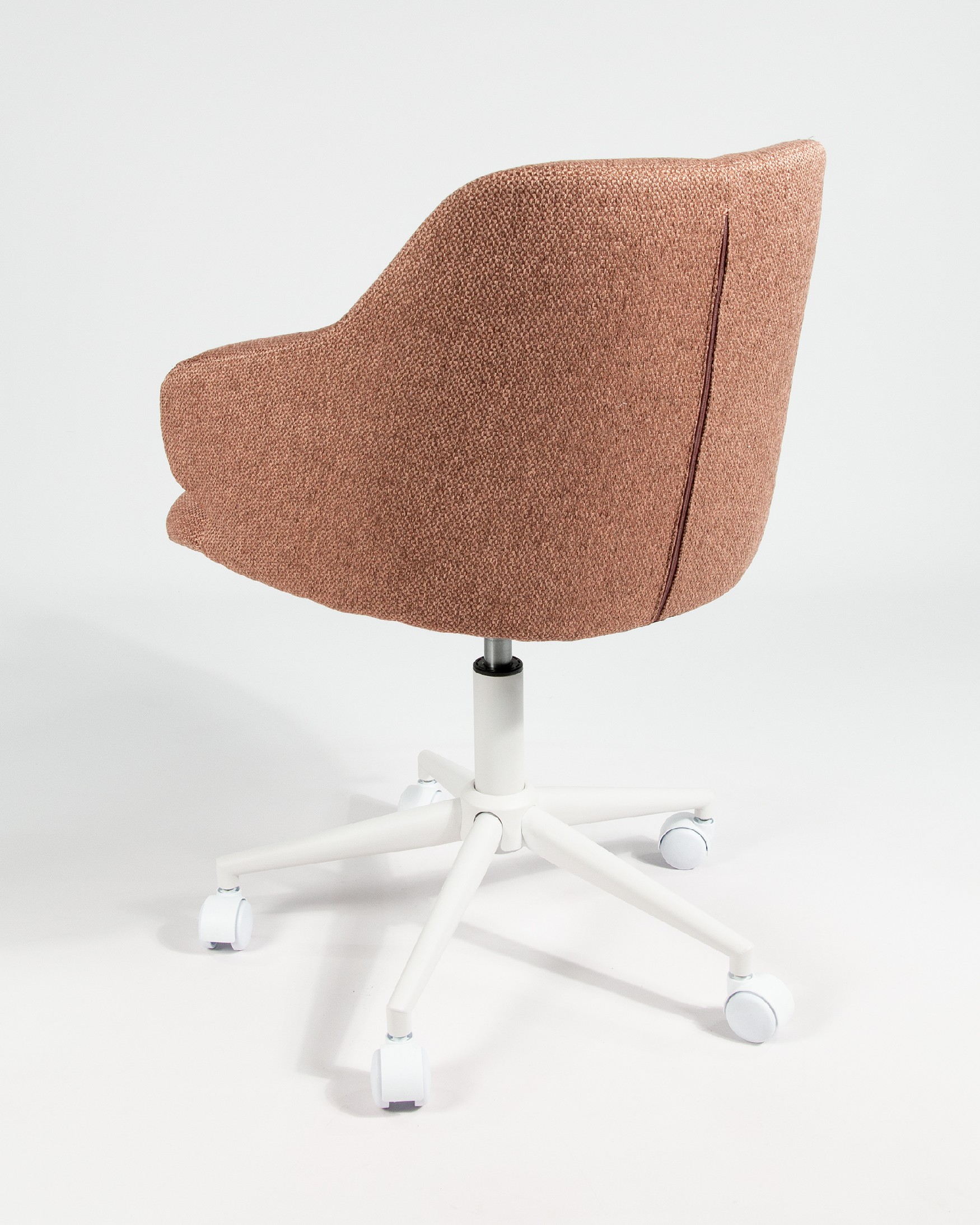 Silla Zurich con tapizado salmón y patas metálicas blancas