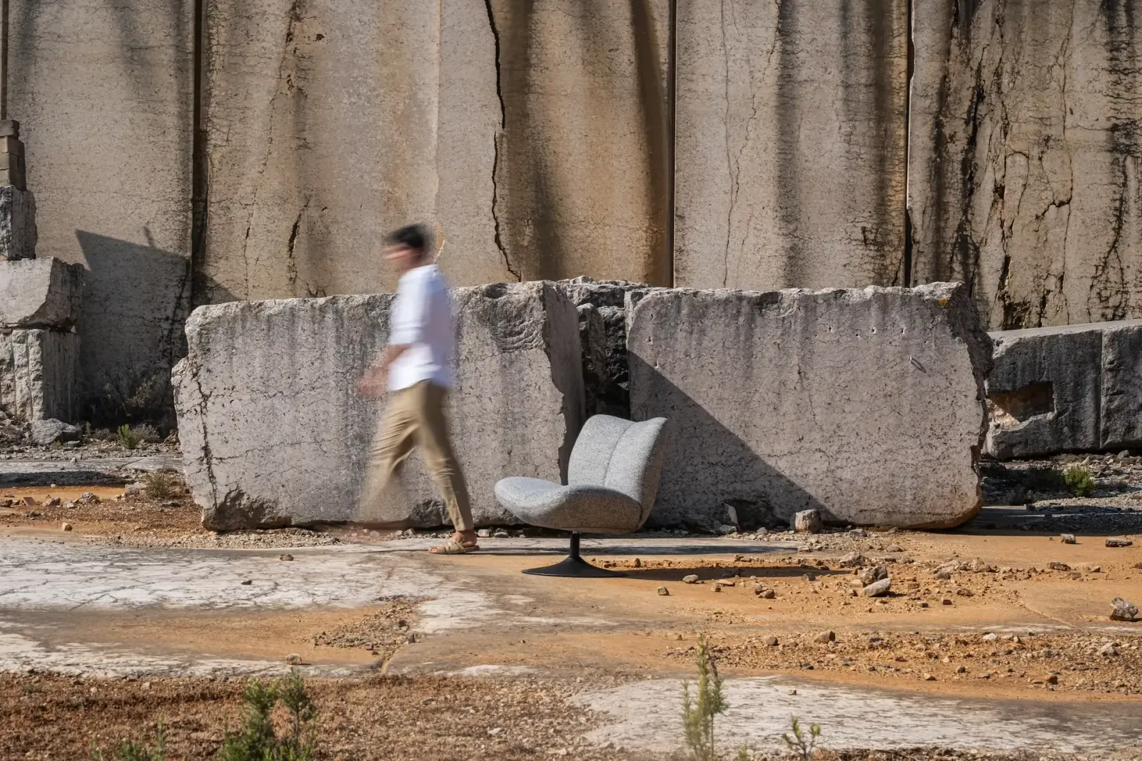 Butaca de la colección Serenity junto a bloques de piedra en una cantera